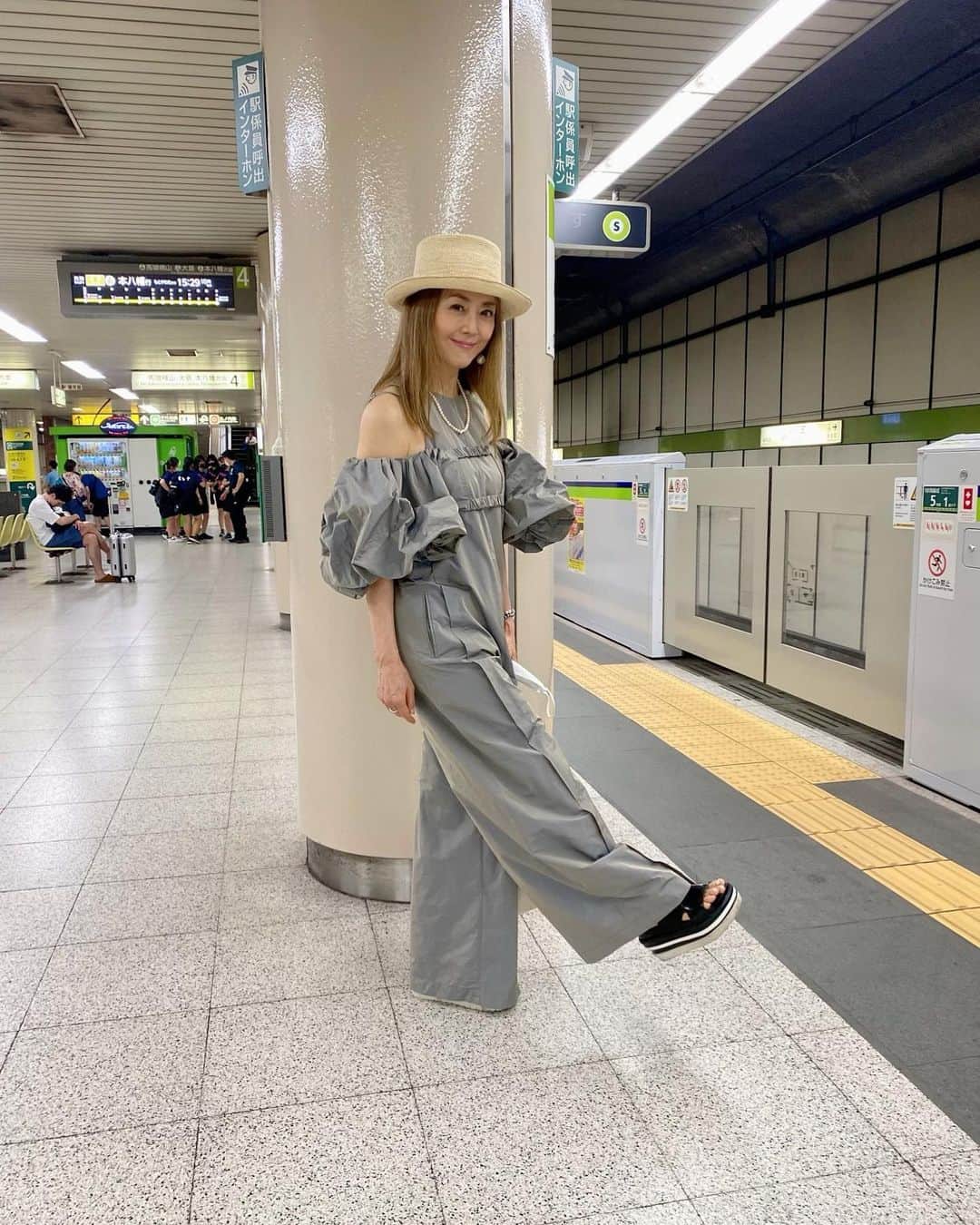 熊谷真実さんのインスタグラム写真 - (熊谷真実Instagram)「このお洋服 エロかわいいといわれたので。 嬉しい。  えとどこのか忘れた。  #腕のパフスリーブは色々使えます。 ライブにも使いました。  2度美味しい服がいいよね。  #熊谷真実 #ブランド名わすれた #最近好きなところ #思い出します！ #東京の地下鉄便利」7月18日 13時40分 - mami_kumagai310
