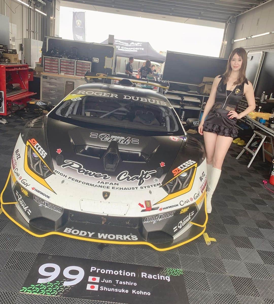 奥村美香のインスタグラム：「ランボルギーニ スーパートロフェオラウンド3富士スピードウェイで 99号車プロモーションレーシングさんの レースクィーン✨ 結果は3位🥉流石です✨おめでとうございます㊗️👏 #ランボルギーニ  #ランボルギーニ好きな人と繋がりたい　#ランボルギーニパートロフェオラウンド3 #富士スピードウェイ」