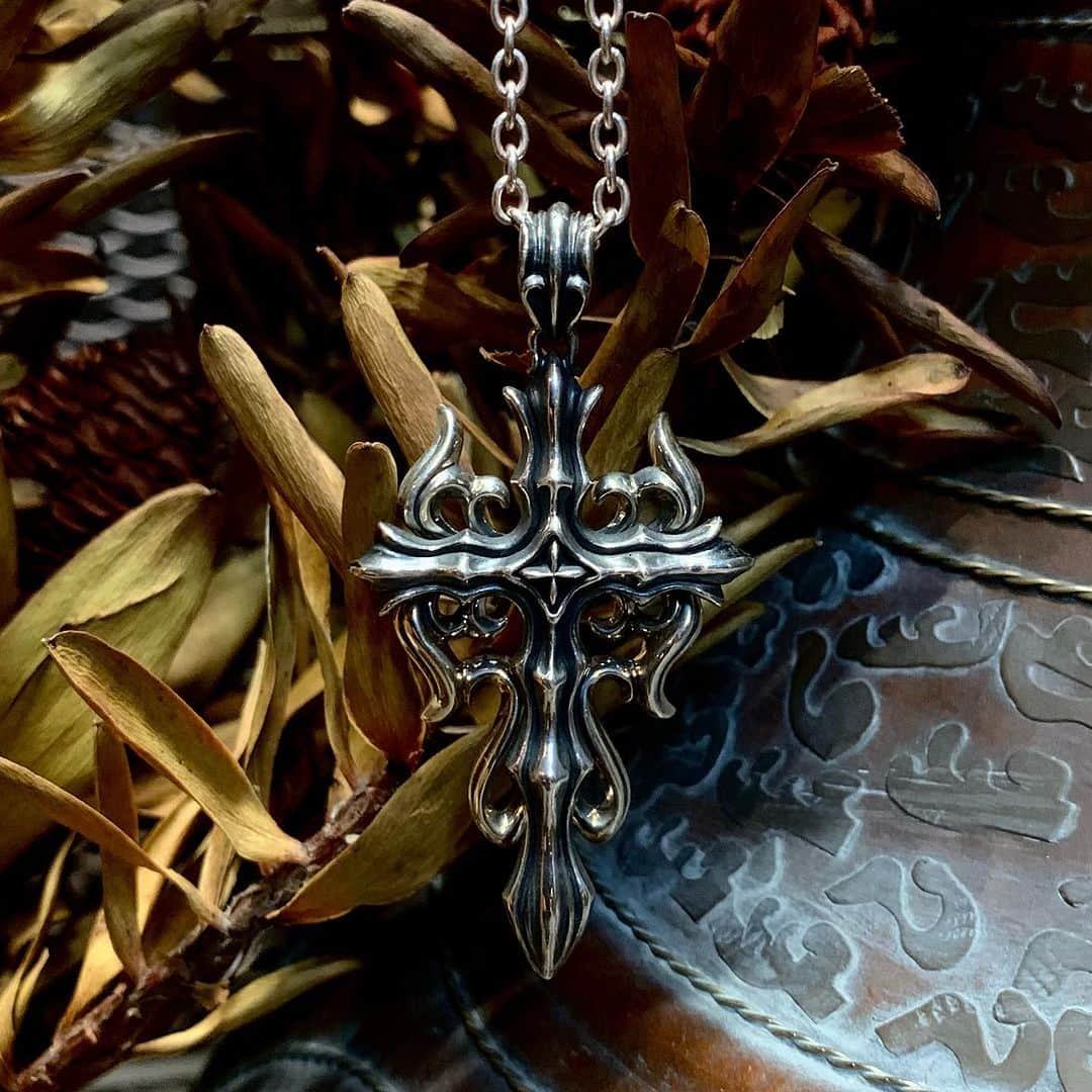 ブラッディマリーのインスタグラム：「Arkadia  Pendant : Nemesis ¥80,000+TAX  ・ ・ ・ 【ストーリー】 第1章 -祈り-  かつて神は人を創った  人は繁栄を繰り返し 自然からものを生み出した  何かを作ることを覚えた人は いつしか 神をも作り祈り崇めた  そこは光と影が入り混じる世界…  ・ 【STORY】 Chapter 1 -Prayer-  God once created man.  People repeat prosperity. I created something from nature.  Those who have learned to make something  Someday  I also made a god, prayed and worshiped.  There is a world where light and shadow are mixed...  ・ 【故事】 第1章 -祈禱-  曾經神創造了人  人們反覆繁榮 從大自然中創造出東西  學會做東西的人  不知不覺  也創造了神，祈禱並崇拜。  那裡是光與影混雜的世界...  ーーーーーーーーーーーーーーーーーーー #bloodymaryjewelry #bloodymary #jewelry #silver #fashion #jewelryporn #jewelrydesign #jewelrygram #accessory #accessories #silverjewelry #ブラッディマリー #シルバーアクセサリー#fashionjewelry  #シルバー #アクセサリー#japanmade#血腥瑪麗#血腥瑪麗珠寶#血腥瑪麗銀飾#銀飾#天然石#飾品#珠寶#日本品牌」