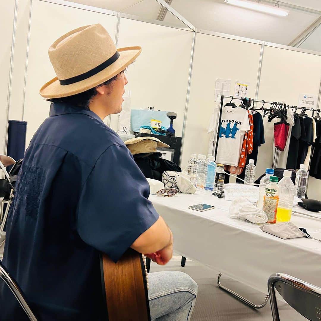 back numberさんのインスタグラム写真 - (back numberInstagram)「夏フェスがついにスタート！  外を走ってアップをし、楽屋で入念な歌い込みをして本番に臨みました！  次は8/5(土) ”ROCK IN JAPAN FESTIVAL 2023”  #backnumber  #bn_manager_diary」7月18日 13時39分 - back_number_official