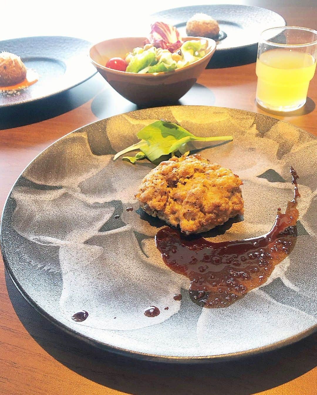 榊山敬代さんのインスタグラム写真 - (榊山敬代Instagram)「☀️🍽️… ・ つづき  太陽の時刻になりまして この日は５時前に起床し  向かいました先は サウナと温泉の巻  サウナがあまり得意ではない のですがこの度の宿泊先では サウナが有名とのことでして せっかくなので何十年ぶり哉 勇気出してサウナと温泉の巻  結局暑いのが苦手で長く 居ることができなかった ですけどオホーツク海を 眺めながらの景色は絶景 でして夢中でオホーツク 海のパステルな色合いや 雲のカタチ等脳裏に記録  そして  たのしみでした朝食では 夕食レベルの盛り付けで 初日では洋食タイプにて ソーセージや手作りハン バーグやコロッケ等堪能  パンも食べたいところ でしだがお腹一杯にて 色々味見タイムな朝食  ホッケや鮭の定食も ありますしおうどん や丼ものデザートも 沢山ありまして眺め ているだけで満腹也  お腹ポンポンに なりましたとこ ろで目的地へと  出発進行の巻  つづく  #取材旅行 #北こぶし知床ホテル＆リゾート #サウナシュラン #サウナ #北海道 #知床 #Hokkaido #ドライブ #ホテル好き #morning #朝食 #海の幸 #breakfast  #trip #travel  #旅 #旅行  #日本の絶景 #日本の景色 #nature #人生タイミング #ご縁 #人生は素晴らしい #人生思い出づくり #最近ついてる  #人生楽しもう #人生一度きり #日本画家 の #外出こんなもん」7月18日 13時42分 - sakakiyamatakayo