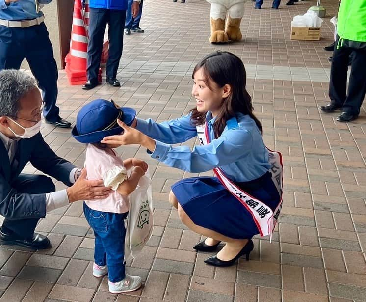 吉田知那美さんのインスタグラム写真 - (吉田知那美Instagram)「・ 本日、一日北見方面本部長の委嘱をお受けさせていただきました！  もう少しでオホーツク管内も子供たちの夏休みがはじまりまります。  当たり前ですが、子供たちは私たち大人よりこの世で生きている時間が短く、車や自転車、道路交通に関する知識も経験も少ないです。  どうすると危ないのか、何をすると事故につながってしまうのか、どれだけ痛いか、まだイメージができないのが子供たちです。 私たち大人は失敗から学んできたので、子供たちが「しなくてもよい失敗をしない」ように、地域みんなで守っていけたらと思っています。  北海道の夏はツーリング、ロードバイクもとても多いです。 グループのツーリングの際も無理をせず休息を取りながら、速さではなく北海道ならではの景色や空気、食事や地域の方々との交流なんかも楽しんで、一瞬で終わらないのんびり旅を満喫してくれたら嬉しいです🌻  オホーツクにお住まいのみなさん、旅行にきてくださるみなさんにとって素敵な夏になりますように！👮  一日北見方面本部長　吉田知那美  #オホーツク #交通安全 #特殊詐欺撲滅」7月18日 13時43分 - chinami1991