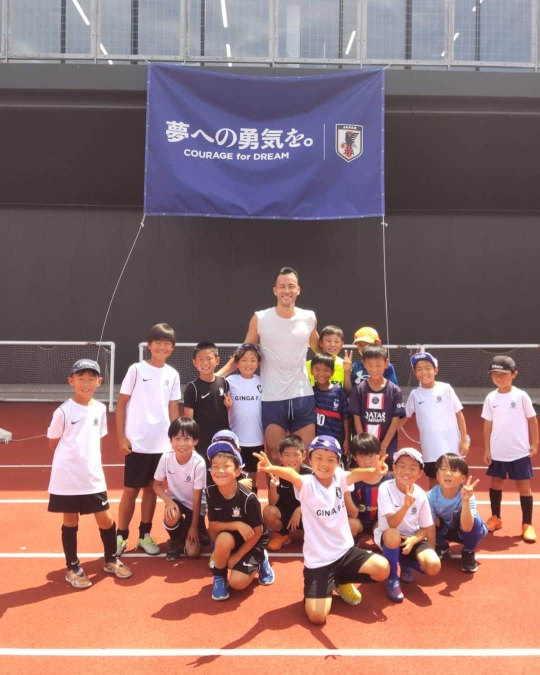 吉田麻也のインスタグラム：「Kids are our hope🇯🇵⚽️ 練習に野次を入れにきた子どもたちと。笑 マジで熱中症には気をつけろみんな！」