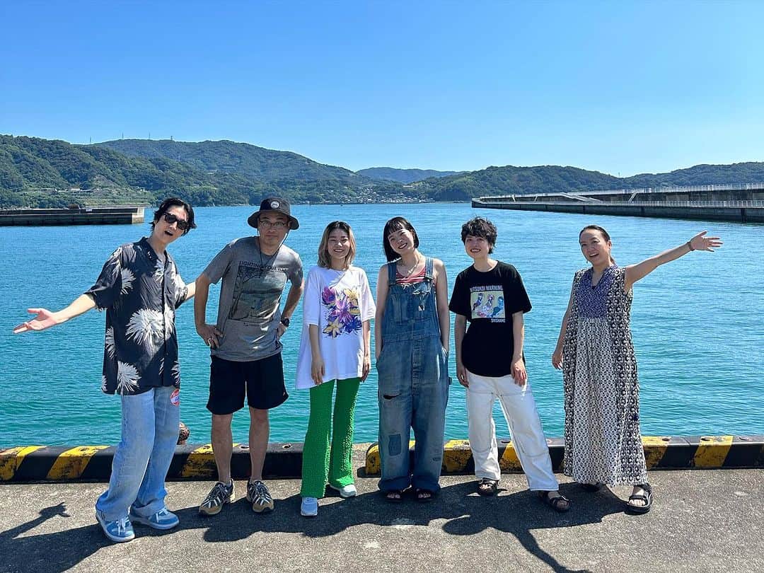 落合健太郎のインスタグラム：「FM802 HOLIDAY SPECIAL  和歌山マリーナシティからの 公開生放送。 海の日、天気も最高! #shishamo のアコースティックライブ ・前乗りして食べだ和歌山中華そば ・バスで移動 ・中島ヒロトさんと加藤真樹子さん ・旅、行きたい #和歌山  #旅  #マリーナシティ」
