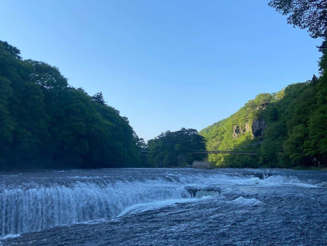 立石純子さんのインスタグラム写真 - (立石純子Instagram)「滝大好き。　 岩も大好き(だから岩山も大好き) 　 滝にも色々な滝がありますねぇ 見下ろすタイプの滝でこの大迫力が間近で感じられる場所があるなんて知りませんでした。 　 　 以前行こうとしてどうしても行けなかったナイアガラにも絶対に行きたい☺️ 　 #滝 #大好き #rock #岩山 #岩 #綺麗 #beautiful #生命力 #水 #power #waterfall #world #群馬 #東洋のナイアガラ #吹割の滝 #エネルギー #energy #はだのブランドアンバサダー #シンガーソングライター #見下ろす滝 #初 #尾瀬 #japan #日本の滝百選 #instapic #自然 #nature」7月18日 13時46分 - junkokokotateishi