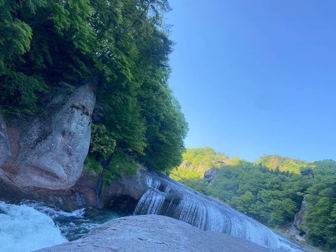 立石純子さんのインスタグラム写真 - (立石純子Instagram)「滝大好き。　 岩も大好き(だから岩山も大好き) 　 滝にも色々な滝がありますねぇ 見下ろすタイプの滝でこの大迫力が間近で感じられる場所があるなんて知りませんでした。 　 　 以前行こうとしてどうしても行けなかったナイアガラにも絶対に行きたい☺️ 　 #滝 #大好き #rock #岩山 #岩 #綺麗 #beautiful #生命力 #水 #power #waterfall #world #群馬 #東洋のナイアガラ #吹割の滝 #エネルギー #energy #はだのブランドアンバサダー #シンガーソングライター #見下ろす滝 #初 #尾瀬 #japan #日本の滝百選 #instapic #自然 #nature」7月18日 13時46分 - junkokokotateishi