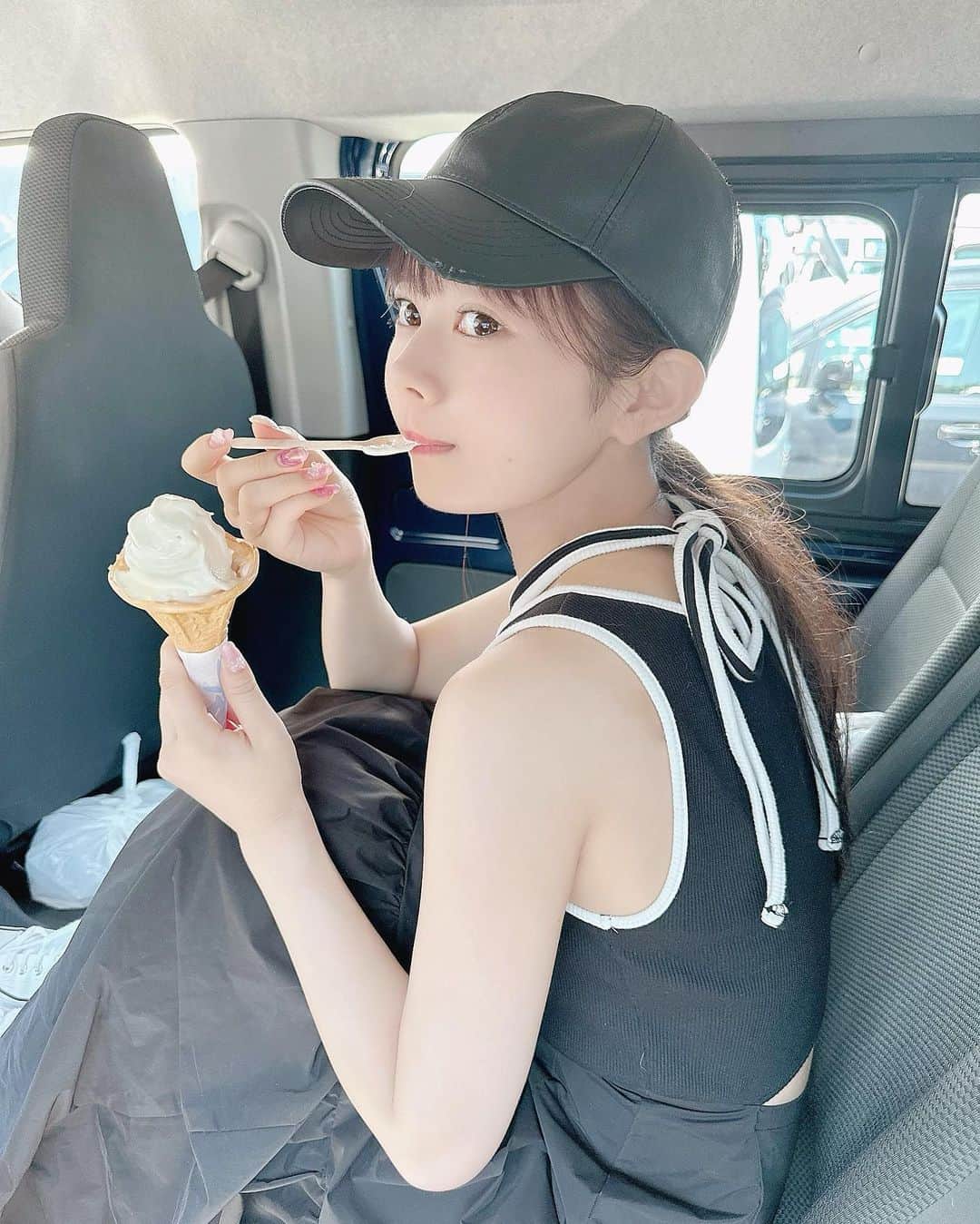 近藤沙瑛子のインスタグラム：「おはよう～ 高速乗ったら用もないのに絶対、パーキングエリアで降りるタイプの人です🍦」