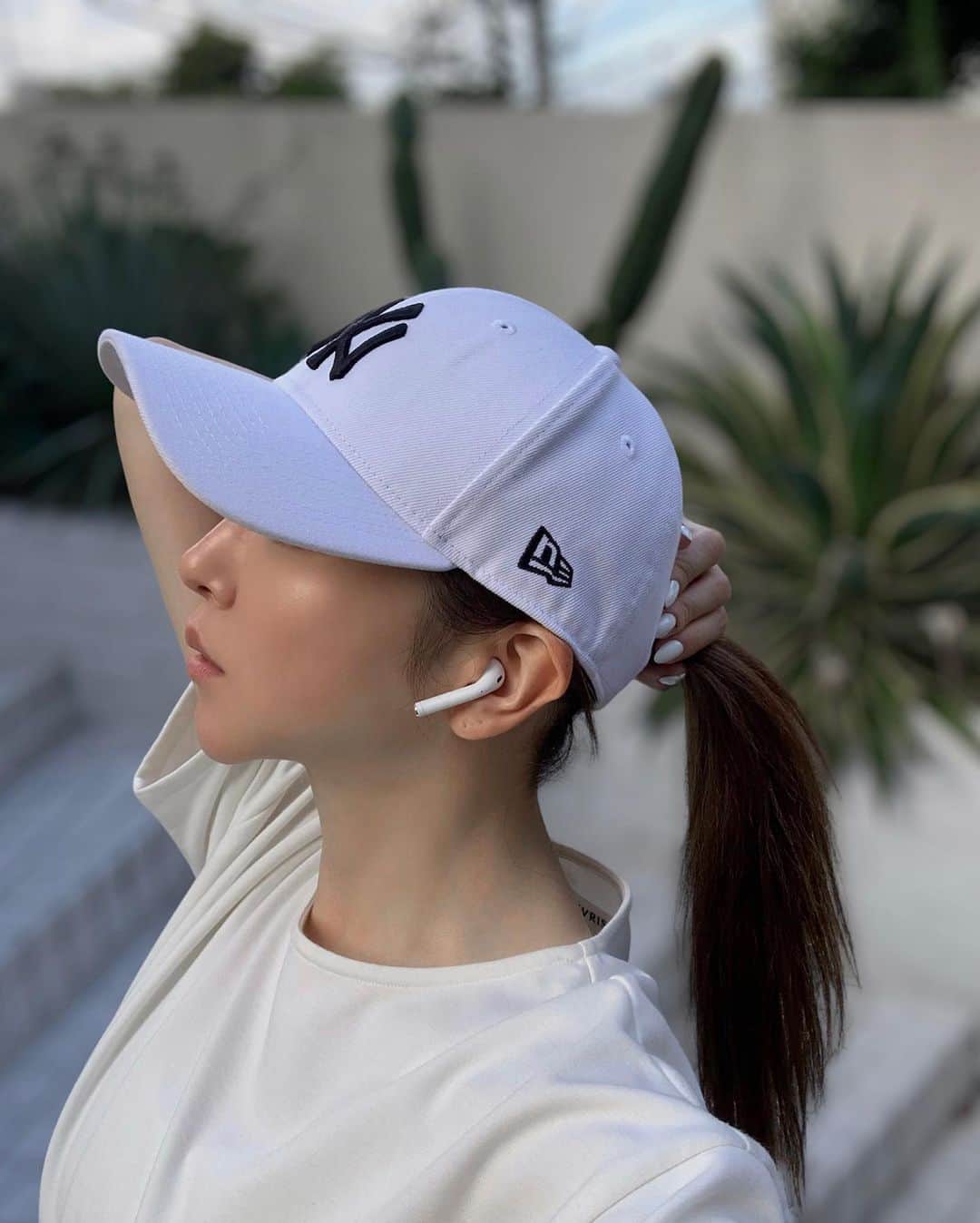 のインスタグラム：「日差しが強過ぎてキャップ🧢 暑過ぎて髪をまとめる。🐎  最近もうこればっか笑  お風呂時のシャワーはお湯が無理でほぼ冷水🚿　 水:お湯＝8:2くらいにしてる🚿  平熱以上の気温だから 室内でも熱中症になるから気をつけてね🥵🙏🏻 ────────────────────────── #キャップ女子 #ポニーテール」