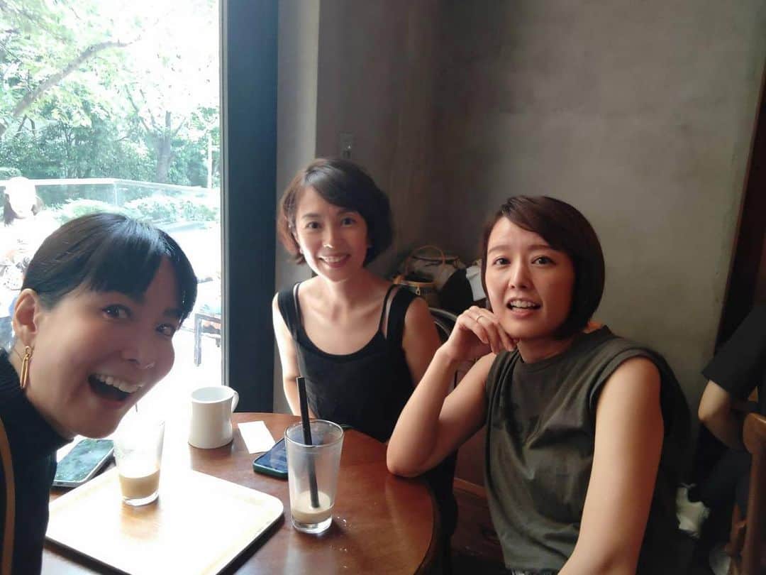 のインスタグラム：「おはようございます。  みんな忙しいからmorning coffeeで！武内絵美ちゃん と中村仁美ちゃん。 @nakamura_hitomi_official 限られた時間の中喋り倒して解散！  #同期  #後輩  #話は  #尽きない  #またね  #内田恭子  #kyokoychida」