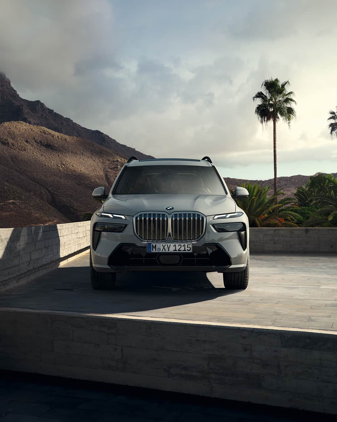 BMWさんのインスタグラム写真 - (BMWInstagram)「Make your presence felt. The BMW X7 with redefined front design and Illuminated Kidney Iconic Glow.   The BMW X7. #THEX7 #BMW #X7 __ BMW X7 xDrive40i: Combined fuel consumption: 10.6–9.6 l/100 km. Combined CO2 emissions: 240–217 g/km. All data according to WLTP. Further info: www.bmw.com/disclaimer」7月18日 14時00分 - bmw