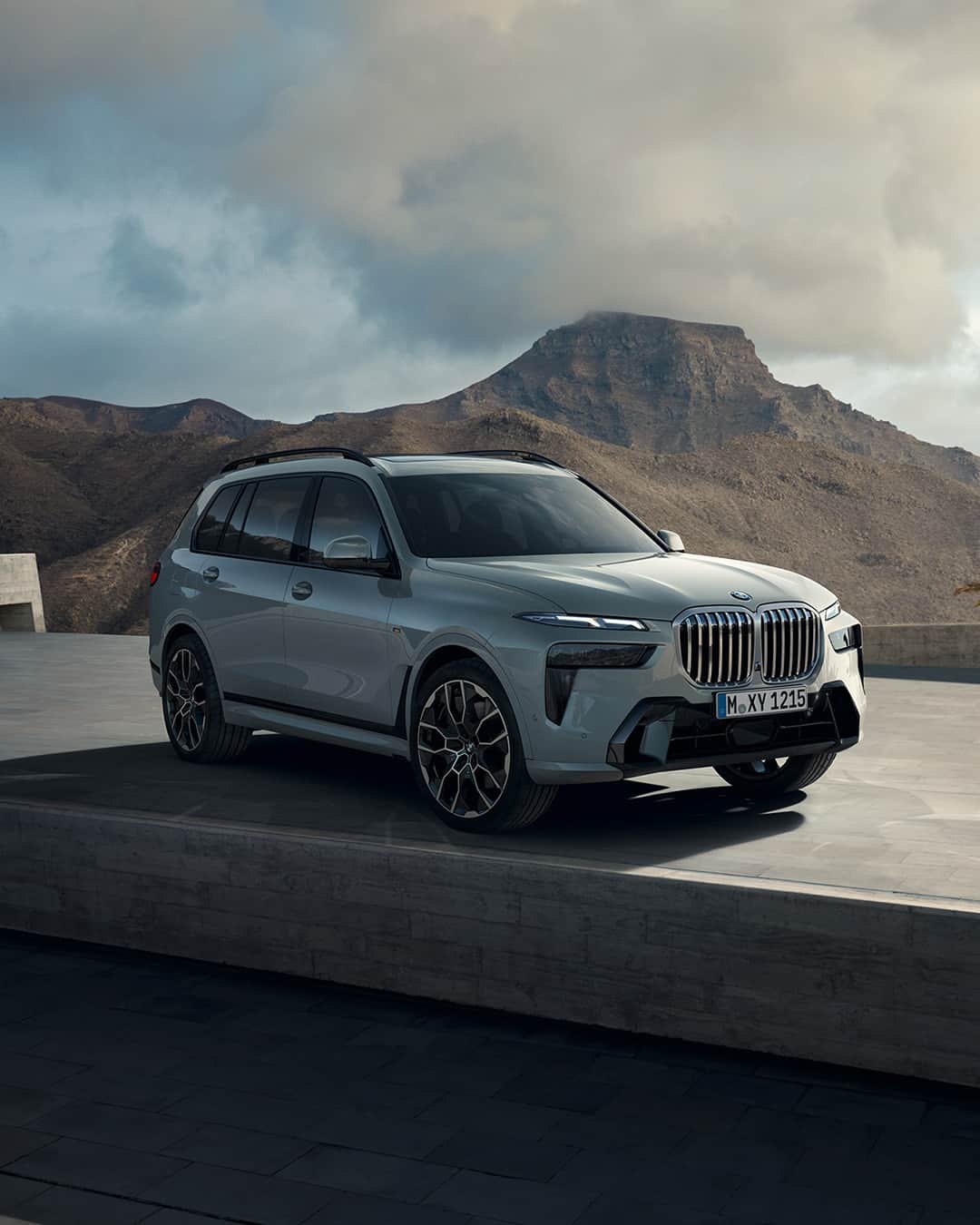 BMWのインスタグラム：「Make your presence felt. The BMW X7 with redefined front design and Illuminated Kidney Iconic Glow.   The BMW X7. #THEX7 #BMW #X7 __ BMW X7 xDrive40i: Combined fuel consumption: 10.6–9.6 l/100 km. Combined CO2 emissions: 240–217 g/km. All data according to WLTP. Further info: www.bmw.com/disclaimer」