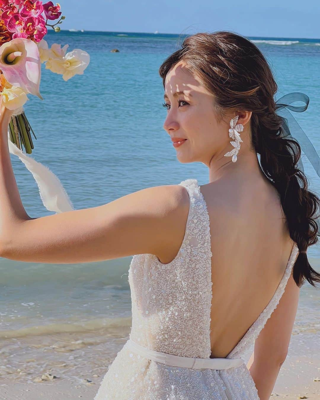 Yukari Ogayaさんのインスタグラム写真 - (Yukari OgayaInstagram)「Hawaii wedding 2023 … At alamoana beach park . 目が綺麗な花嫁さま✨ 風になびくように オーガンジーのリボンは 少し長めに残して🖤 .  .  . Hair and makeup by @yukariogaya  . . . .  #2023 #thisisyukaristyle #hawaiiwedding  #destinationwedding  #bridehair  #bridalmakeup  #weddinghairstyles  #updospecialist  #ハワイウェディング #海外ウェディング #花嫁ヘア  #花嫁ヘアメイク  #海外花嫁 #ヘアアレンジ  #ハワイヘアメイク」7月18日 14時05分 - yukariogaya