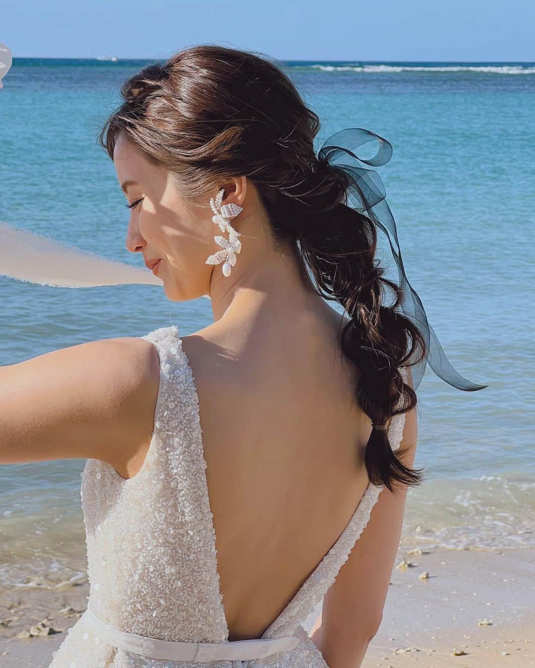 Yukari Ogayaのインスタグラム：「Hawaii wedding 2023 … At alamoana beach park . 目が綺麗な花嫁さま✨ 風になびくように オーガンジーのリボンは 少し長めに残して🖤 .  .  . Hair and makeup by @yukariogaya  . . . .  #2023 #thisisyukaristyle #hawaiiwedding  #destinationwedding  #bridehair  #bridalmakeup  #weddinghairstyles  #updospecialist  #ハワイウェディング #海外ウェディング #花嫁ヘア  #花嫁ヘアメイク  #海外花嫁 #ヘアアレンジ  #ハワイヘアメイク」