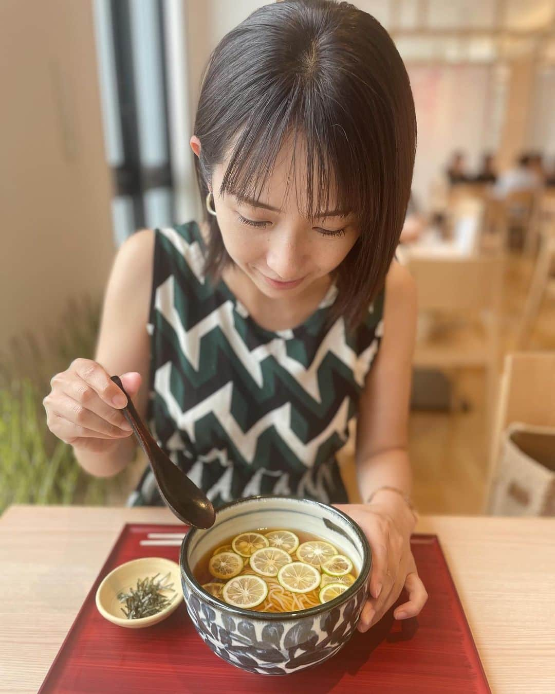 若林翔子さんのインスタグラム写真 - (若林翔子Instagram)「. . すだちのそばの生うーめんバージョン！ さっぱり爽やかな味〜❤️ ちゅるんちゅるんのもちもち麺でこれハマりそーーー✨  #プライベートでもしっかりイケ麺探し #すだちそば　#生うーめん　#イケ麺 #食リポ　#食レポ　#グルメリポーター　 #美味しいもの食リポ #どこでもかけつけます #アクアイグニス仙台」7月18日 14時24分 - shokowakabayashi1685