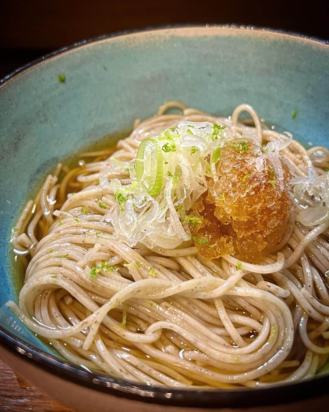 宮崎まこのインスタグラム：「蕎斬🥢大阪北新地  コントワールフーのシェフ監修のお蕎麦屋さんへ🔥 夏に出会えて見た目も涼しい蕎麦らしく、しかし新しく。 逸品でした！  夜も行ってみたい行きたい！  #蕎斬 #蕎斬北新地 #北新地そば #北新地グルメ #北新地グルメ #soba  #カレー #トンカツ　#コントワールフー #comptoirfeu監修　#大阪グルメ　#osakafood」