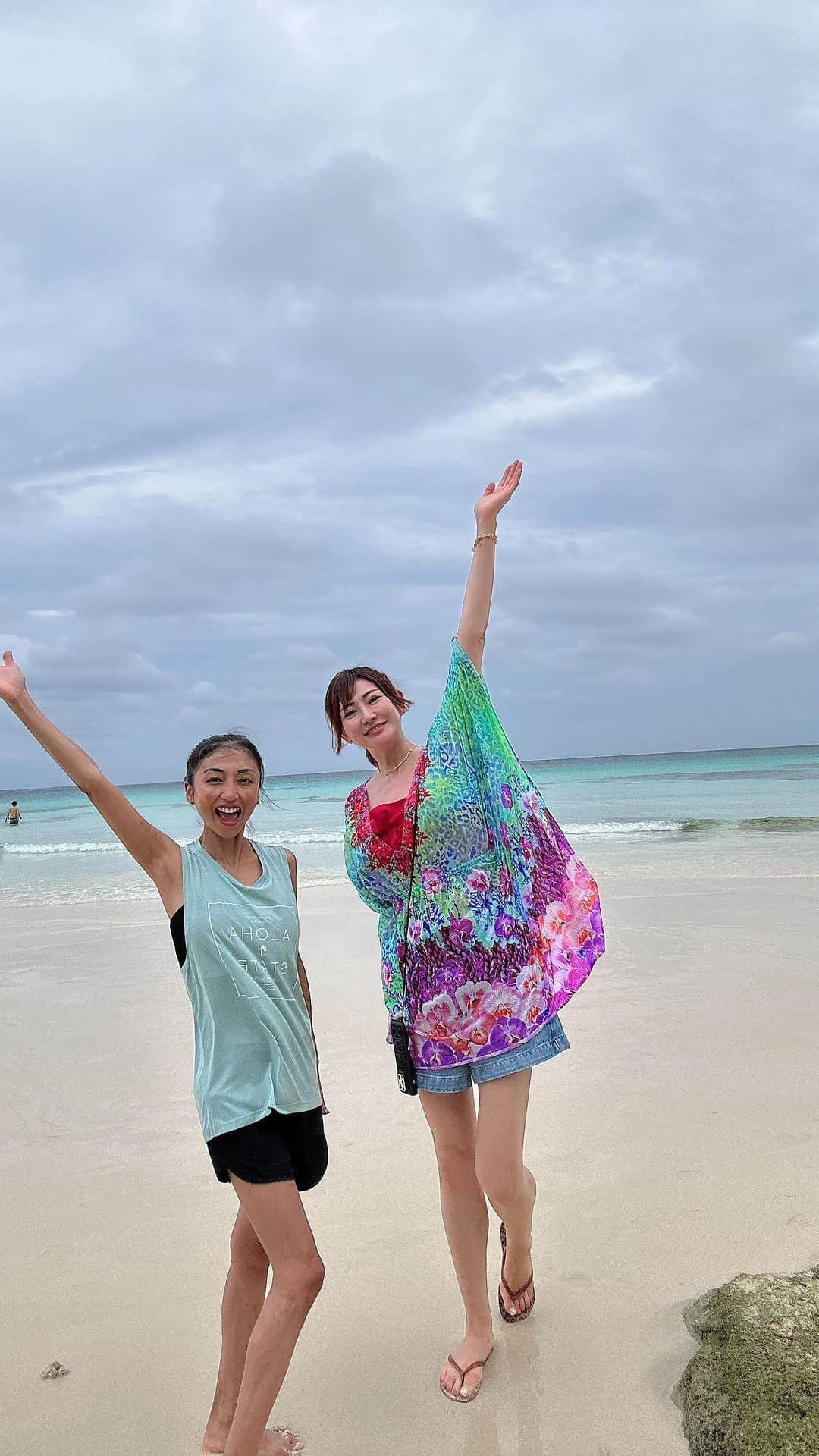 中川愛海のインスタグラム：「香苗と愛海のふらっと旅っ❤️宮古島編② はっちゃけてジャンプとかしちゃったよね😊❤️ #過去pic #いつ行ったのかな #聞かれても困るけど #お忍び旅行 #お忍びデート #宮古島 #宮古島旅行 #宮古島案内人 #ありがとう😊 #持つべきものは友達」