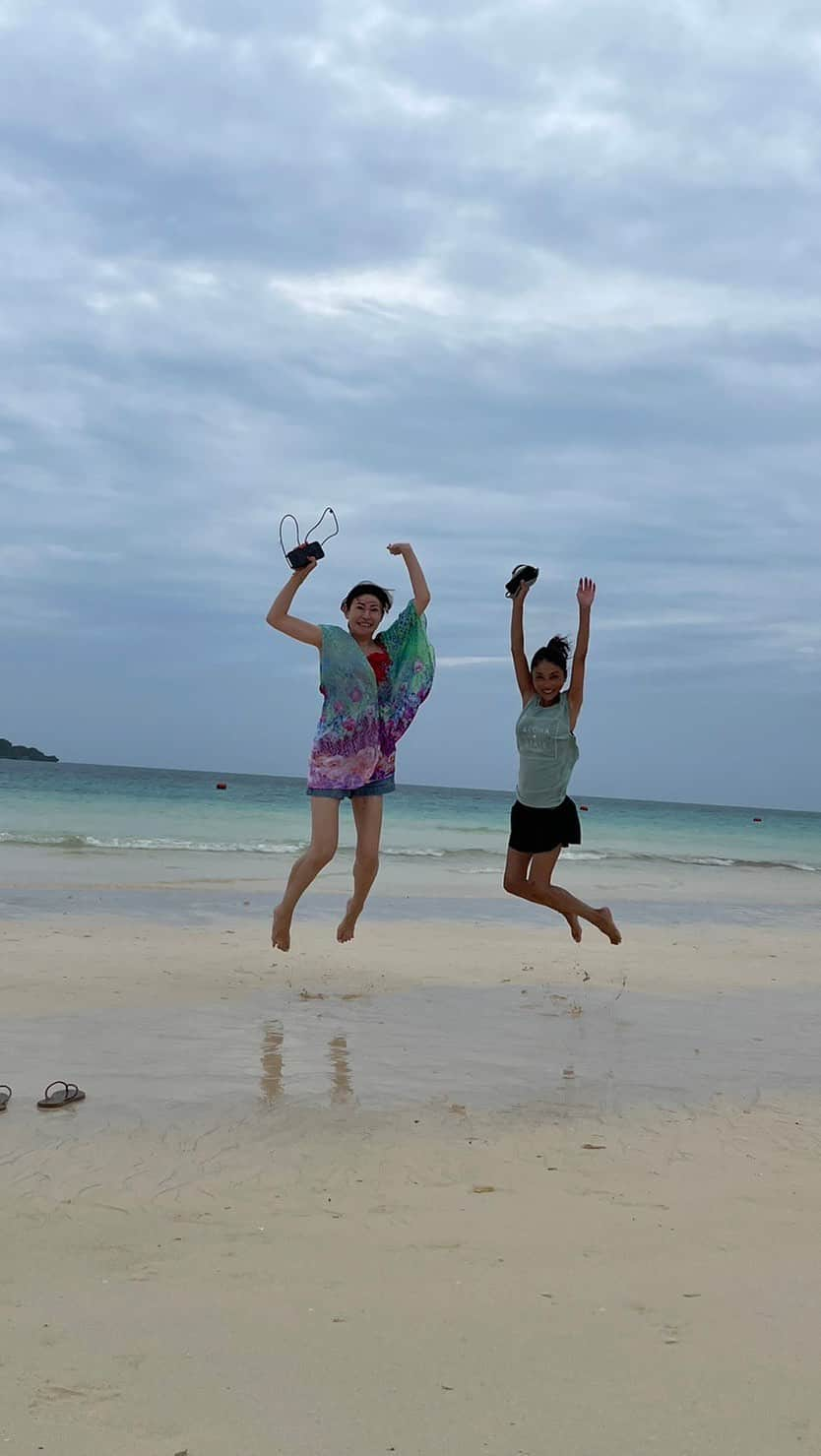 中川愛海のインスタグラム：「香苗と愛海のふらっと旅っ❤️宮古島編③ 香苗と初の宮古島😊 グルメな私たちは食べることか飲むことしか考えてない笑 相変わらずな二人😊マイペースな二人だから旅も楽😊また行こう❤️次は海外へ！  #過去pic #いつ行ったのかな #聞かれても困るけど #お忍び旅行 #お忍びデート #宮古島 #宮古島旅行 #宮古島案内人 #ありがとう😊 #持つべきものは友達」