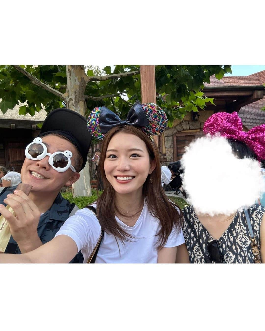 蜂谷晏海さんのインスタグラム写真 - (蜂谷晏海Instagram)「みんなでディズニー行ってきた！ ディズニー芸人さんのうえちゃんも一緒に行ってくれたおかげで、迷子にならずに楽しめました！！ もう私たちはうえちゃんがいないとディズニーに行けないかも…🫢✨ 5枚目の写真、スタッフさん入り口の柵の針…実はぐにゃぐにゃで柔らかいんだよ〜！とうえちゃんがディズニー豆知識を教えてくれてみんなで触ってたら、キャストさんがお写真撮りますよ！と何枚も撮ってくれたんだけど、🤣🤣 見たことない場所での集合写真でしかもみんな律儀に針触っててじわる！🤣💗みんなカワイイ♡笑 暑かったけど、涼しいアトラクションを適度にはさんでくれるうえちゃんのおかげで楽しい１日になりました🐭🏰 #ディズニー#ディズニーランド #disney #disneyland  #40周年#おめでとう」7月18日 14時35分 - hachiyaami