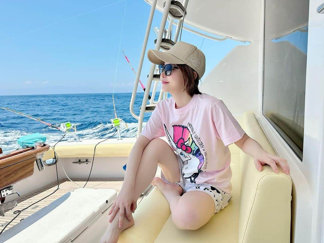 里美ゆりあさんのインスタグラム写真 - (里美ゆりあInstagram)「初のカジキ釣り🎣  日頃の疲れでお得意の船で爆睡かまして帰りの車中で爆睡💤帰宅してからもずっと爆睡で鬼のパワフル充電完了✅‼️  色々な所で寝れた大事な１日でした🤣  #summer #釣り #夏  #船 #クルーザー #海の日  #海  #ocean  #里美ゆりあ」7月18日 14時37分 - satomiyuria