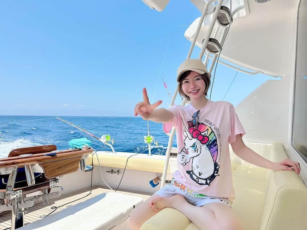 里美ゆりあさんのインスタグラム写真 - (里美ゆりあInstagram)「初のカジキ釣り🎣  日頃の疲れでお得意の船で爆睡かまして帰りの車中で爆睡💤帰宅してからもずっと爆睡で鬼のパワフル充電完了✅‼️  色々な所で寝れた大事な１日でした🤣  #summer #釣り #夏  #船 #クルーザー #海の日  #海  #ocean  #里美ゆりあ」7月18日 14時37分 - satomiyuria