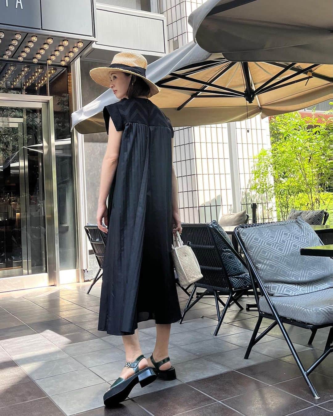 森田麻恵さんのインスタグラム写真 - (森田麻恵Instagram)「前と後ろの表情が違って、特別感のあるワンピース🦋🦋🦋  @adore_jp   暑くて、ワンピースばかり着ています。  #私服　 #ワンピース　#アドア #ootd  #blackonepiece  #thankyou #adore」7月18日 14時47分 - morita_mae