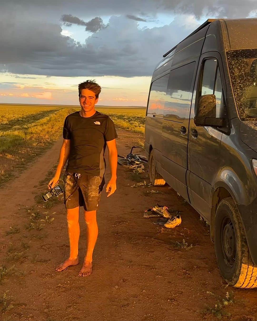 アレックス・オノルドのインスタグラム：「@tommycaldwell and my bike tour has been supported by photographer @taylor._shaffer who’s been driving my van and documenting the journey. The question of using support or not is a matter of style and personal aesthetics - it’s obviously more fun to move faster and carry less gear, but it’s less of an adventure to know that there’s always support nearby. In our case, though, the decision was largely influenced by the fact that the second half of our trip is going to be a film for a TV show on @nationalgeographic. There are going to be friends with cameras for parts of the trip anyway, we might as well avail ourselves of the support and enjoy the ride.  And of course, our main priority is to climb some rad walls along the way. So far Taylor has been an incredibly helpful member of the team!  Next stop is the Bugaboos, in British Columbia!  Photos, as always, by @taylor._shaffer.」