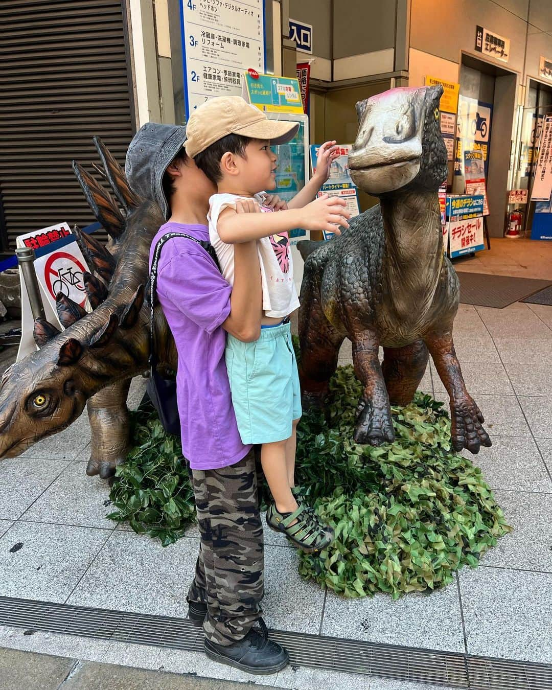 鈴木サチさんのインスタグラム写真 - (鈴木サチInstagram)「. 海の日は子供4人とバス電車乗り継いで街まで(渋谷😅) . 暑い🥵🥵🥵 . みんなそれぞれのタイミングで 喉乾いたー。トイレー。などで、なかなか目的に辿り着かなくて😭 . 用事が済んだら、速攻パパに車で迎えに来てもらう事に、、、😂😂 . . この日はさすがのなおちゃんにも笑顔なしでした😅 . 危険な暑さが続くので、みなさん熱中症対策は忘れないように💪💪🥺 . . まともな写真なし😂😂 . #ママ #ママモデル #モデル #4児ママ」7月18日 5時56分 - sachi_suzuki