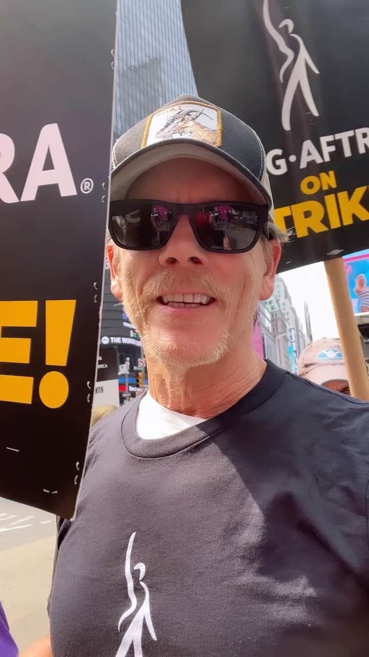 ケヴィン・ベーコンのインスタグラム：「Walking the line in solidarity with my fellow SAG-AFTRA members #SAGAFTRAstrike #SAGAFTRAstrong」