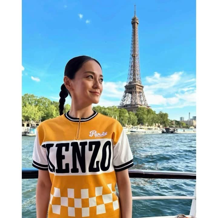 牧瀬里穂のインスタグラム：「KENZO Spring-Summer collection 2024  晴れて良かった  UNDERCOVERのジョニオ氏と NIGO®️さんのツーショットは 世代なので「おぉ〜！」となってしまう😆  after partyなんて何年、、何十年ぶり？ 喧騒を抜け出して エッフェル塔のシャンパンフラッシュを見ていたら 終わった安心感(私は何もしてないですが)が 出てきたのもあったのか やっぱりパリって素敵だなぁって パリに到着して1週間経っていたのですが ようやく思いました  パンプス 夫と「シンデレラシューズ」と呼んでいます」