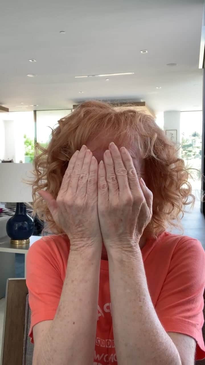 キャシー・グリフィンのインスタグラム：「I did one of those lives. #kathygriffinlive #KathyGriffin #Funny #Laugh #Comedy #standup #standupcomedy #KathyGriffinWasRight」