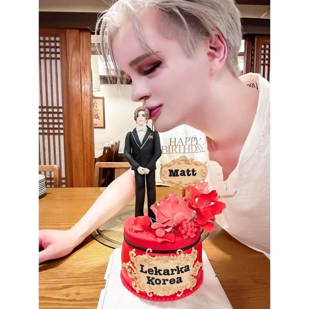 のインスタグラム：「・ 皆様おはようございます✨ ただいまレカルカさんのお仕事で韓国です🇰🇷💓 本日で29歳になりました😆 皆様これからも応援よろしくお願いします！ そしていつもありがとうございます❤︎ たくさんの方に支えてもらって幸せです☺️ いろんなMatt Roseを見せていきますね🤴🏼🌹 ケーキかわいい😆💓💓💓💓」