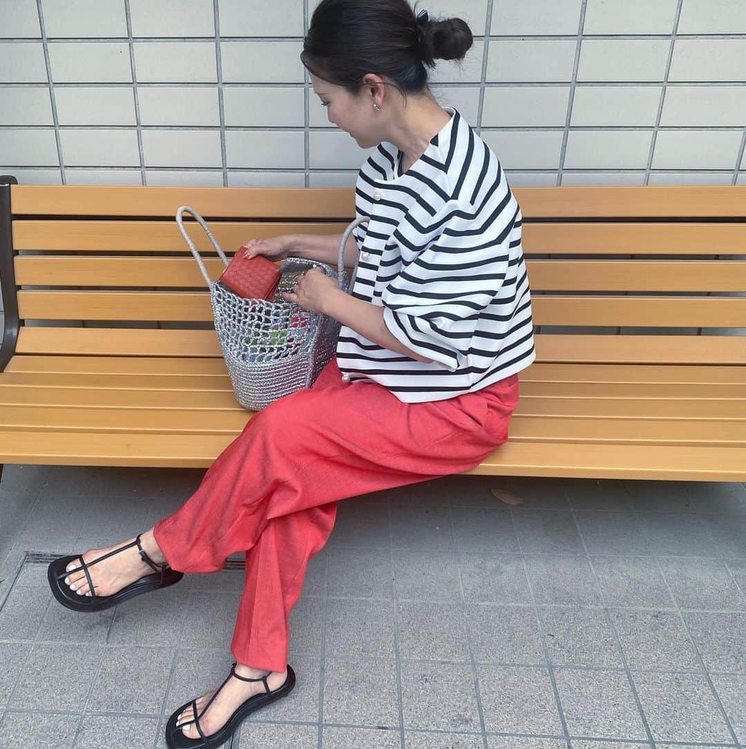 のインスタグラム：「. パンツとお財布のカラーがぴったり❤️‍🔥 でも、もうこのお財布とさようなら👋  次のお財布が待ち構えてるっ💰 今月のお財布を使い始めて良い日はいつだろう🤔 . . . #一粒万倍日  #ウォレット #アラカンコーデ  #アラカン #着回し #着回しコーデ」