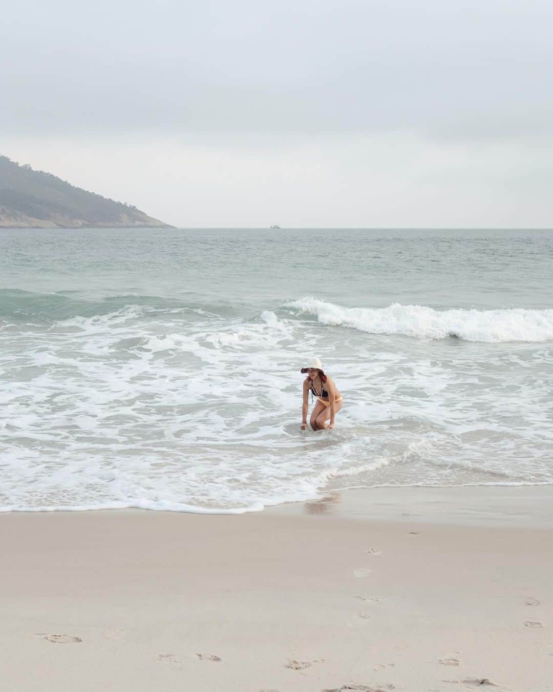 指出瑞貴さんのインスタグラム写真 - (指出瑞貴Instagram)「📸🩵🌴🇧🇷 #luv #pic #photography  #camera @lopesniina   少し肌寒いサンセットだったけど、 入っちゃったよねぇ〜🤍いとこたちは潜ってました笑  日本とはまた違う景色の海、匂い、風。 面白いなぁ🌏  #rio #riodejaneiro #brasil #brazil」7月18日 6時25分 - sashidemizuki