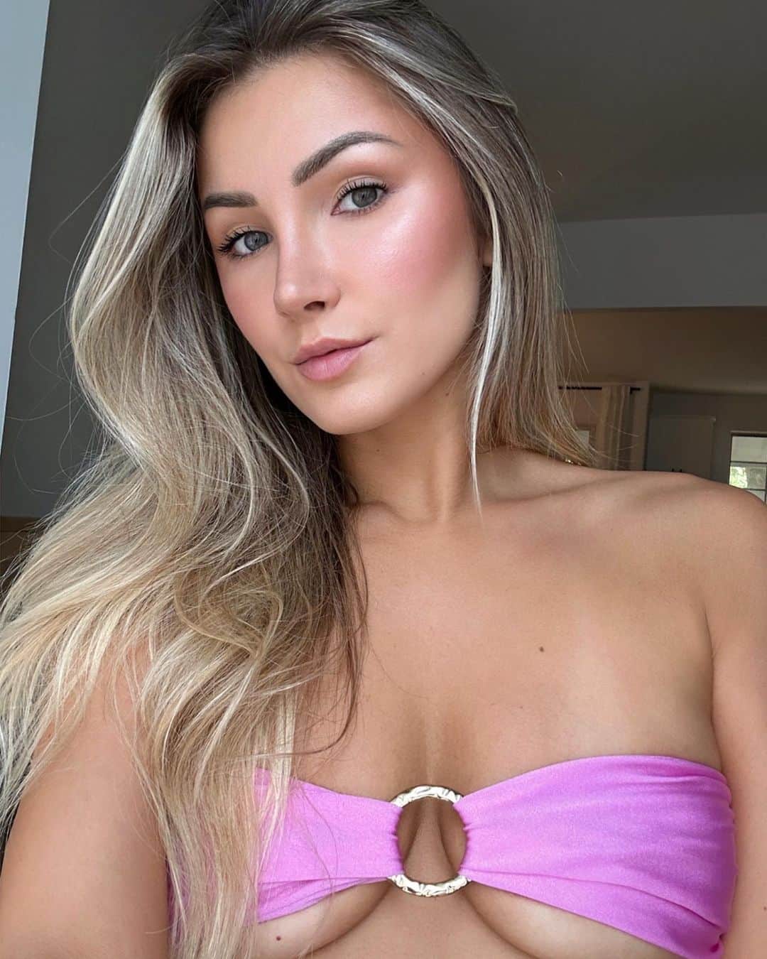 Polina Sitnovaのインスタグラム：「New beginnings 💗  Want to say the biggest thank you to @drrituchopra and @drnvplasticsurgery for helping me get my natural body back. I’m so grateful to have been in the best hands. 💞  I’m also so thankful for everyone who’s been there for me through the process, physically and emotionally. My support system is my biggest blessing. 🤍  I removed my implants in August and had a reconstructive surgery in January. I gave myself a lot of time to heal and reconnect with my body before reconnecting online. I have so much to share. Let me know if there’s anything you want to know 💕」