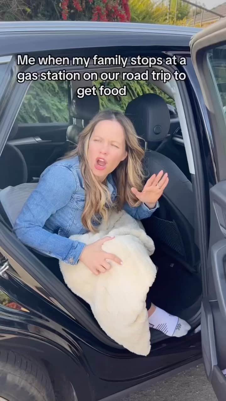 タミン・サーソクのインスタグラム：「Why is this always the worst after a nap 🤣 what's the latest toad trip you have been on?! Tons of travel content coming soon 🚘 ✈️🎧 And yes, had is also petrol in Australia!  #travel #roadtrip #packing #funnyvideos」