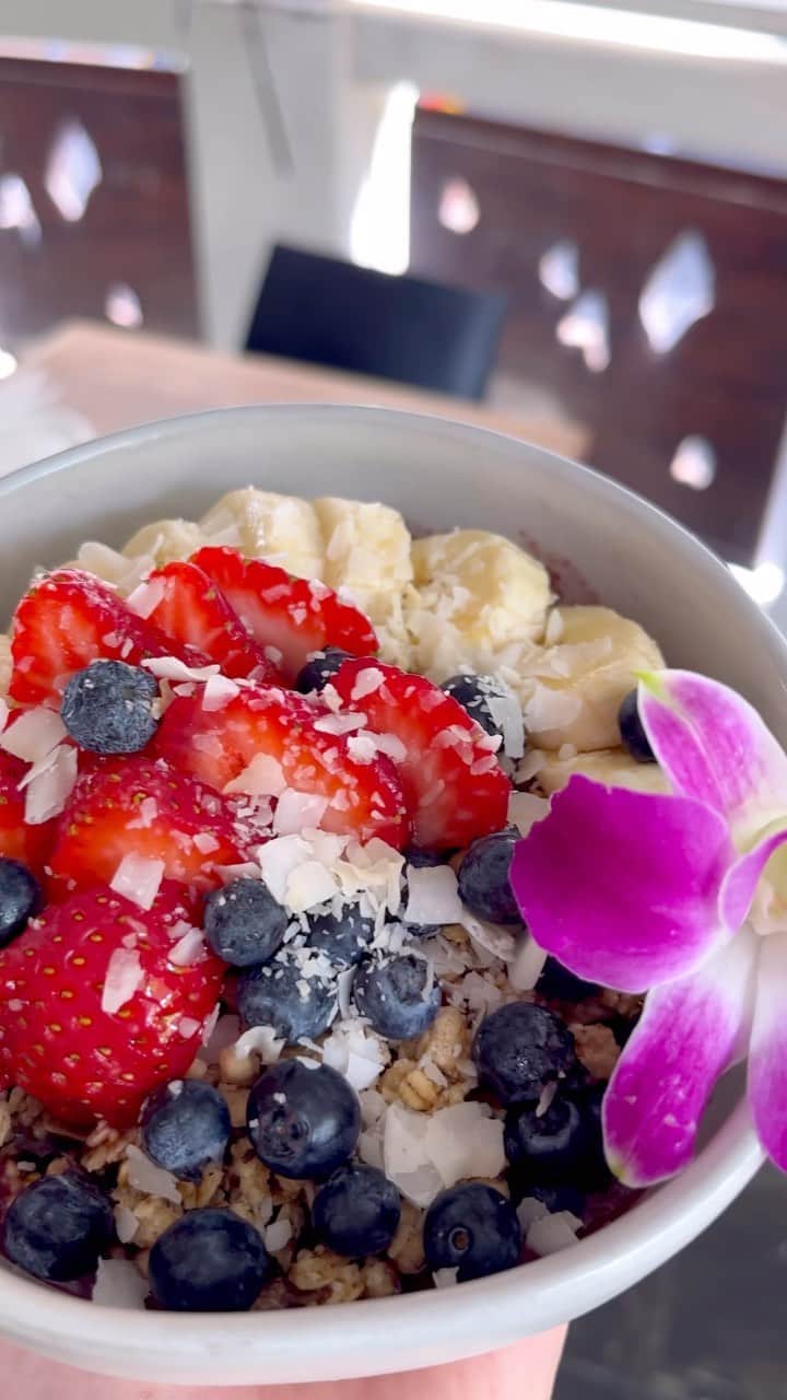 alohatable_waikikiのインスタグラム：「We are offering this beautiful açaí bowl for LUNCH ONLY! Come try it out, you’ll be so happy you did🍓 🫐   #lunchspecial #zetton #hawaii #waikiki #hawaiianfoodie #acaibowl #fruit #freshfruit」