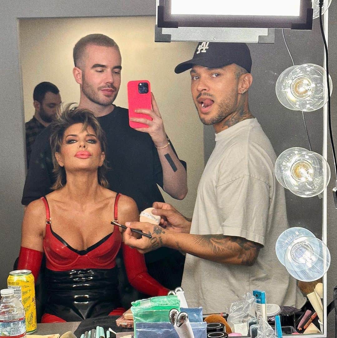 のインスタグラム：「It’s always a Scene Behind the Queens. 💋 New @rinnabeauty coming soon!」
