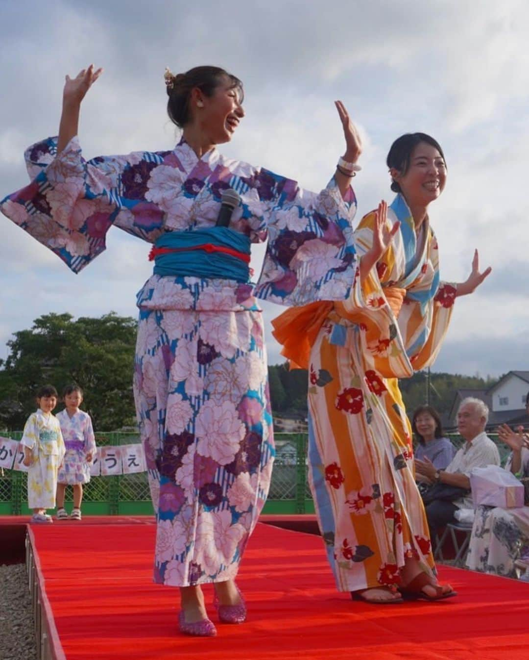 エマ中岡優姫のインスタグラム：「三連休どうでしたか？🤭 私は街のお祭りの 実行委員に入って 準備や運営といろいろ バタバタしたけど むっちゃ楽しかったです❣️ この日はサニ坊と一緒に なかなか回れなかったけど お母さん（おばあちゃん）や 地元の友達が サニ坊を連れて回ってくれたので 本当感謝🥺🩷 最後は友達🏠に連れて行って くれてたので 最後の片付けまで 参加でき ました🥳 日中のビール我慢して ステージ終わって誘惑に負けて ビール飲んで片付けのときに 使い物にならなかったのは 秘密🤫㊙️w その分後輩たちを呼んで 手伝ってもらったので よしとしよう！w みんなありがとう😙😙😙w 本当楽しそうな写真だな〜🤣 ダンスの先生 マユミ先生　@mayumi_wakuwakumama  と一緒に踊ったけど まじでダンス覚えれなくて チラ見しまくってごめんなさいww  @mirasakazoku.info のみんなも ありがとうございます✨  ところで 私が履いてるこれ #フェアリーサンダル  なんと @gyosan_net さんのもの🩷 かなりのお気に入り✨ 他にももちろん #ギョサン も書いました✨ 履きやすいのでおすすめ〜！  楽しい夏の スタートだぁ〜！！ そろそろ落ち着いたので キャンプ再開しますかぁ〜🏕️ 私のお友達ぃ〜！ キャンプ行きたい方 連絡くださーい🤭📢 #夏祭り  #浴衣  #ゆかた  #キャンプ  #地元  #かんざし  #兵児帯 簡単🥺🩷 #帯紐」