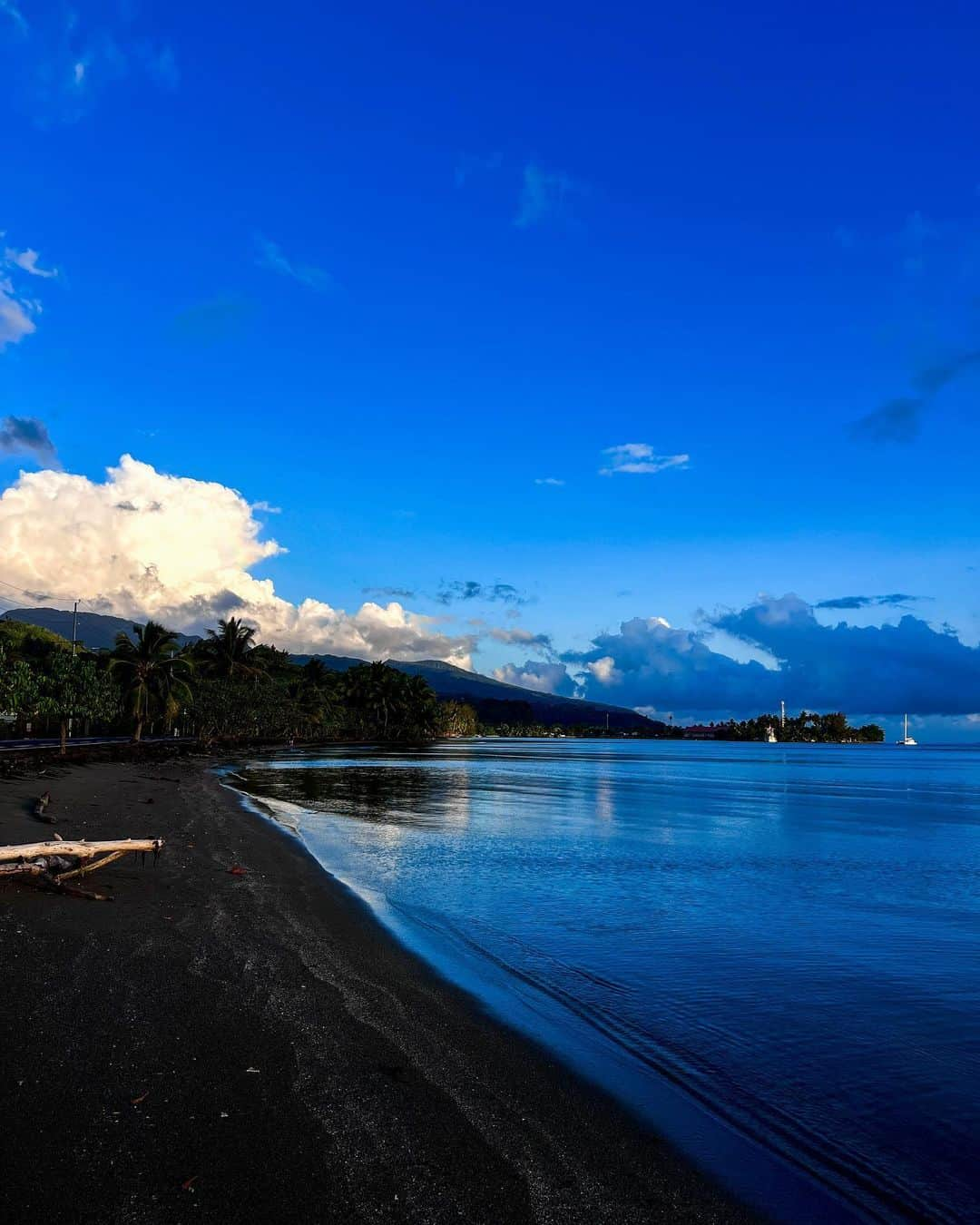 マリア・マニュエルさんのインスタグラム写真 - (マリア・マニュエルInstagram)「warmth, waves, food, people… this place has all my heart needs🩵 last week in Tahiti bts🌴」7月18日 7時25分 - maliamanuel