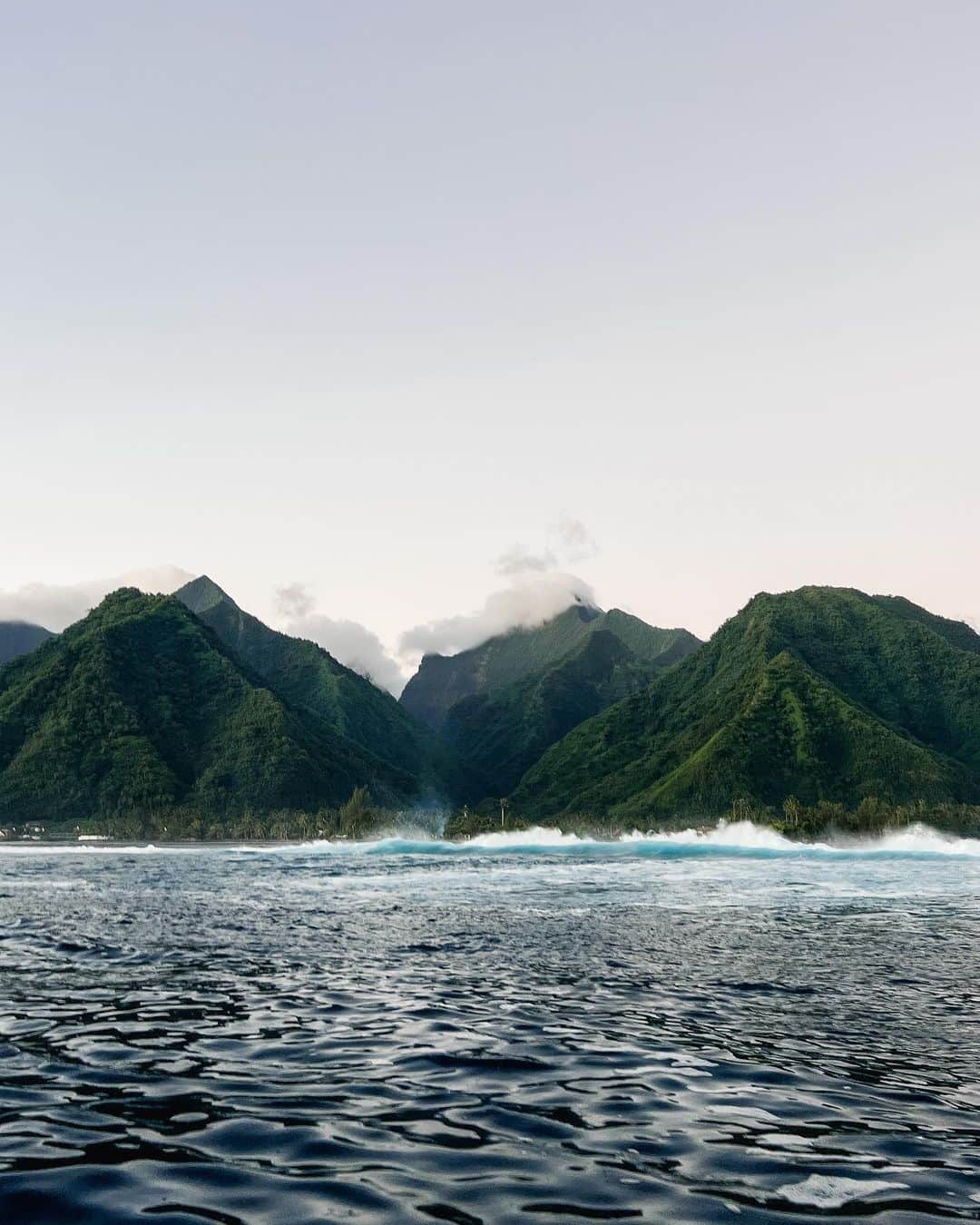 マリア・マニュエルさんのインスタグラム写真 - (マリア・マニュエルInstagram)「warmth, waves, food, people… this place has all my heart needs🩵 last week in Tahiti bts🌴」7月18日 7時25分 - maliamanuel