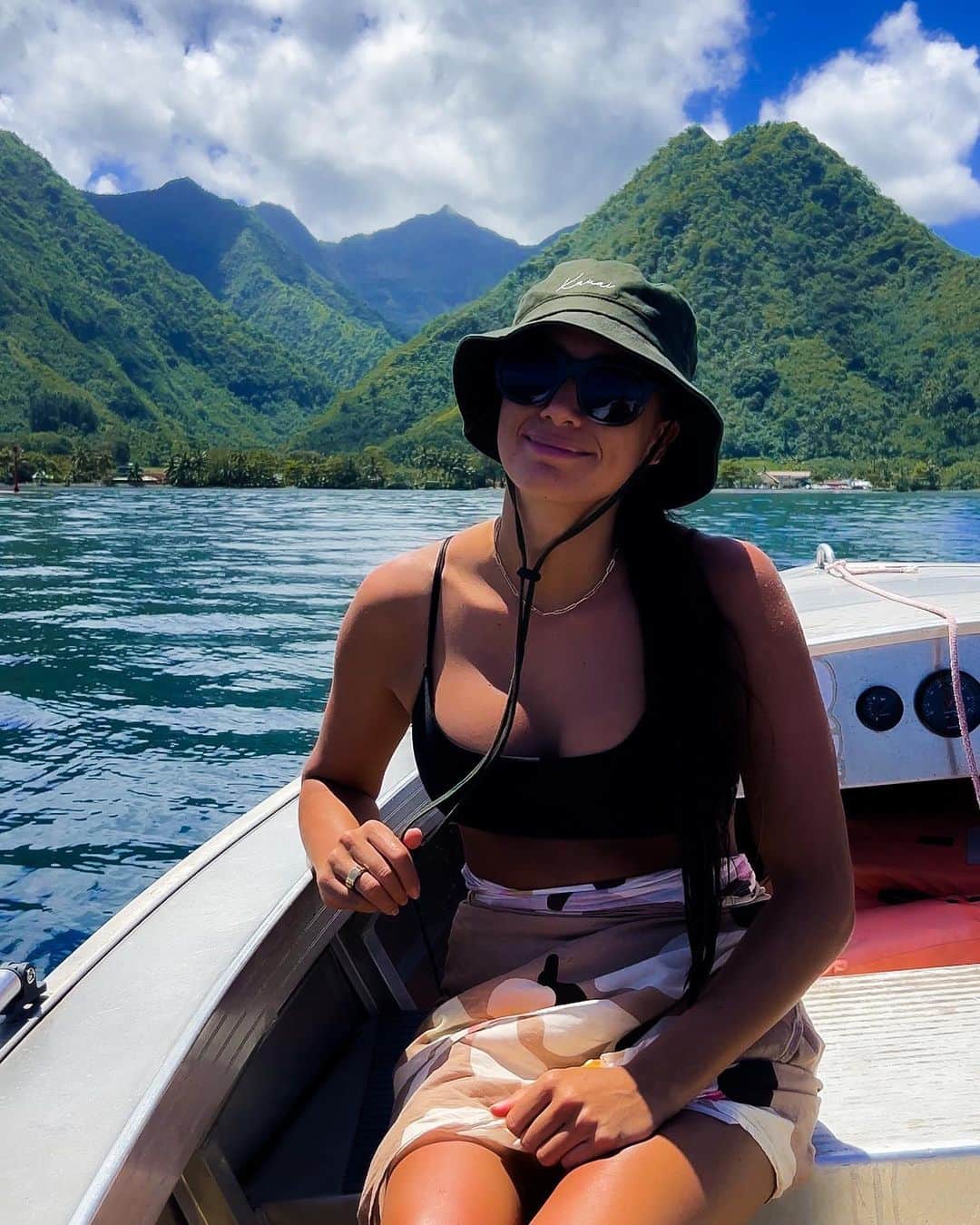 マリア・マニュエルのインスタグラム：「warmth, waves, food, people… this place has all my heart needs🩵 last week in Tahiti bts🌴」