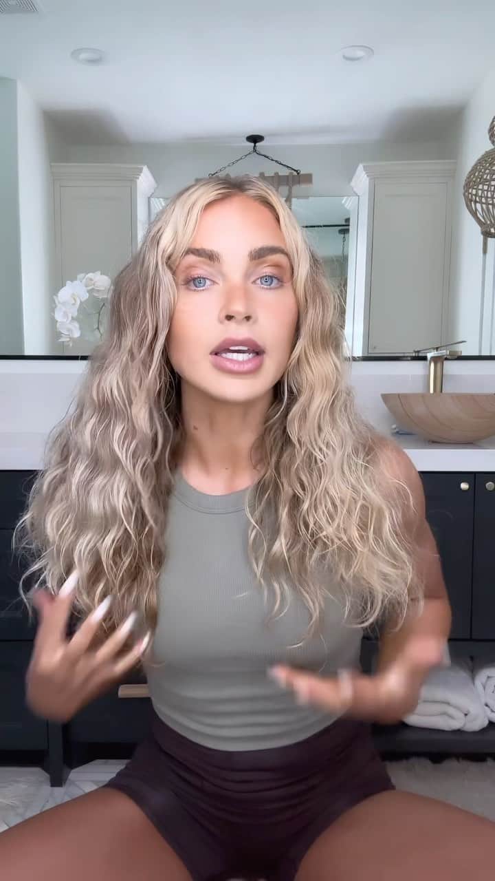 Cara Van Brocklinのインスタグラム：「Here a little tutorial for those asking how I get my waves. Here are the exact products I use. It’s super simple and takes almost zero effort which is exactly what I need sometimes 👌🏻. https://liketk.it/4eo2x」