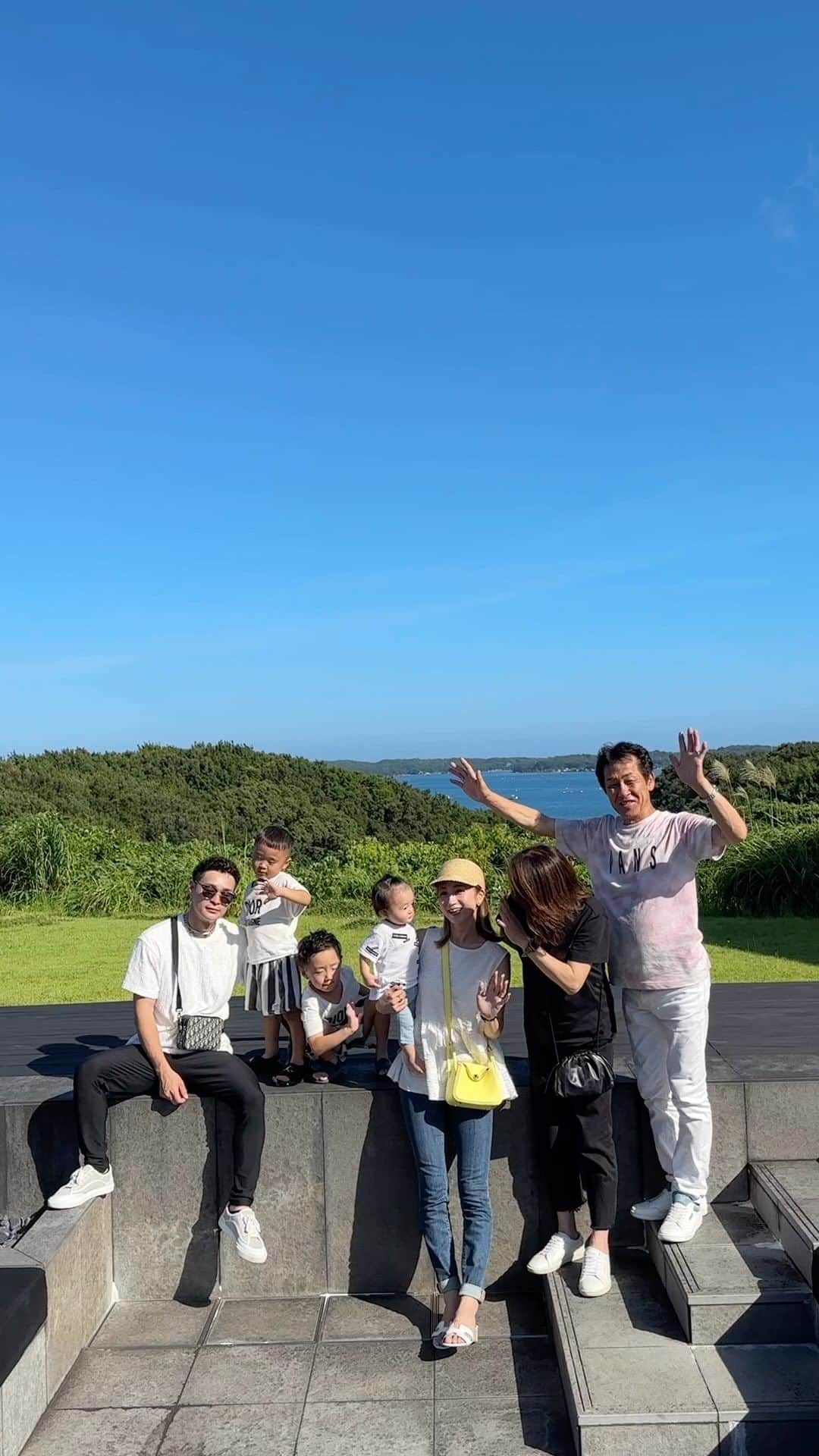 あすかのインスタグラム：「@amanemu_resort  ㅤ ㅤ  大好きな両親を連れてきたくて 3回目のアマネム。 何度来ても大好きな場所🫶🏻 大喜びしてくれて幸せでした👴🏼👵🏻 ママがたまにはゆっくり1人でお風呂入り🛁 って言ってくれて🥹やっぱり親は偉大。 沢山孫達とも遊んでくれてありがとう🥹 夏休みはまだまだ長いし宜しくね♥️  食べ物で1番海老🦞が好きで 伊勢に来るたび食べまくってる私🤭 ㅤ  #amanemu#dior#joiebaby#hermes#アマネム#家族旅行#家族写真#三重旅行##プールデビュー#夏休み#男の子ママ#三兄弟#三兄弟ママ #赤ちゃん連れ旅行#子連れ旅行#じいじと孫#夏休み旅行#5人家族#珊瑚婚#結婚記念日   ㅤ」