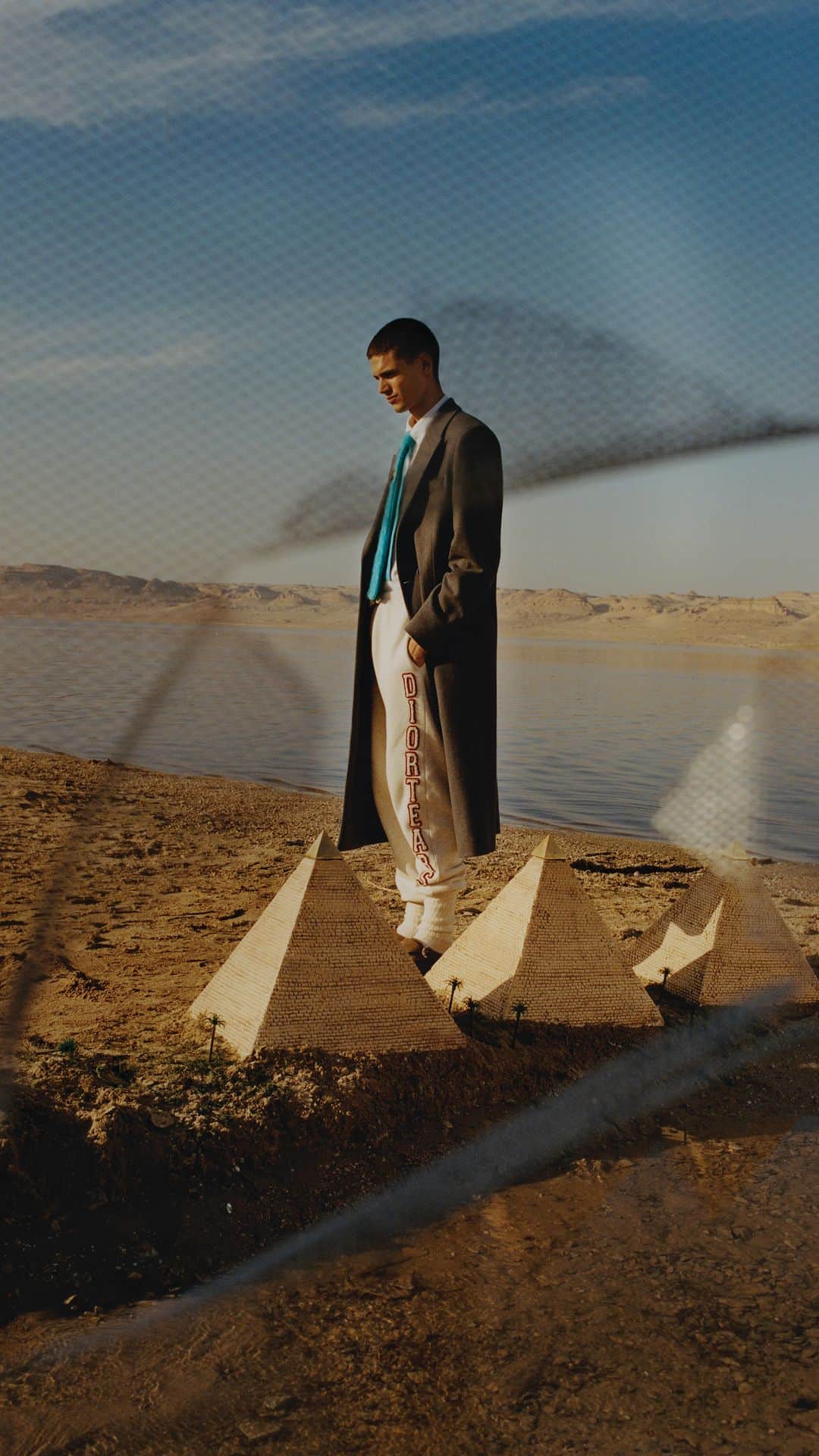 のインスタグラム：「Captured through the lens of @DexterNavy for #DiorMagazine 42, the #DiorTears capsule is an ode to creativity resulting from cultural cross-fertilization, blending American archetypes with French savoir-faire. The collection, guest designed by @DenimTears for #DiorMenFall 2023 by @MrKimJones, is anchored in denim and the collegiate aesthetic of Black Ivy League students of the ’50s and ’60s.」