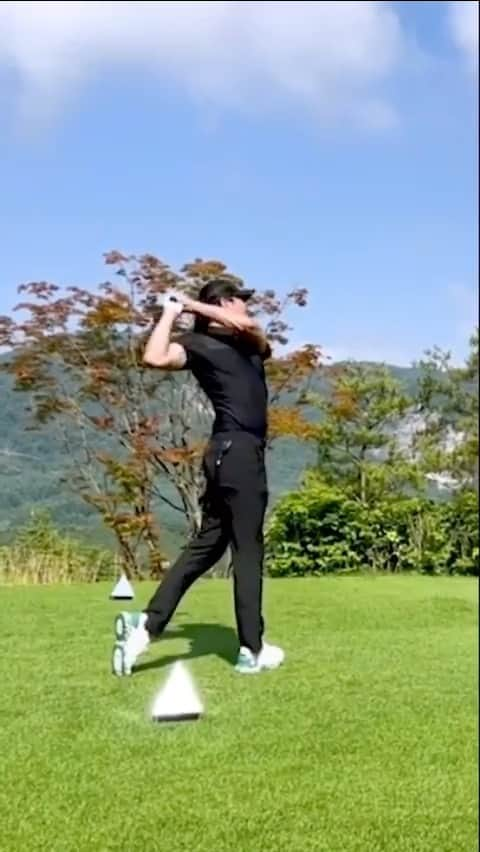 ダニエル・ヘニーのインスタグラム：「A great day of golf with @taylormadegolf_korea Thanks for the TaylorMade x G/FORE golf shoes and the amazing TP5 pix summer commemorative balls…hope you guys are having a great summer out there…hit’em straight!  앞으로도 테일러메이드 엠버서더로서의 제 모습도 많이 기대해주세요.  #테일러메이드 #골프 #taylormade #테일러메이드볼 #테일러메이드신발 #스텔스2드라이버」