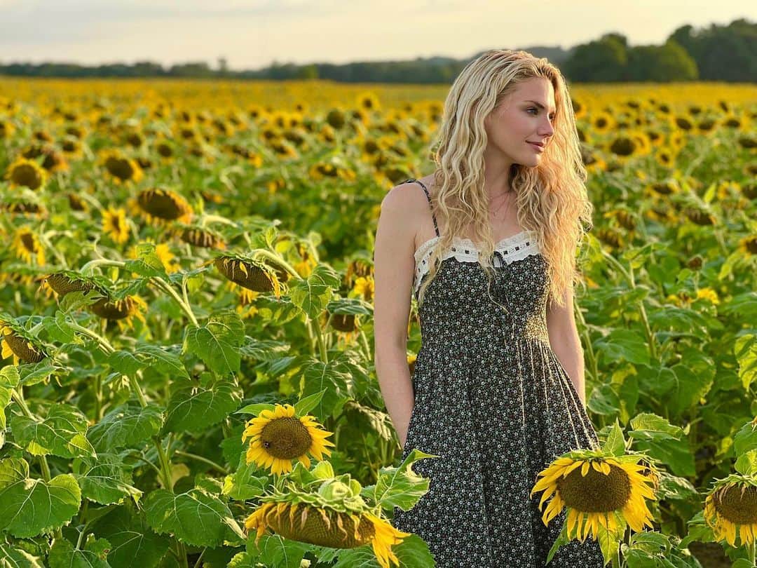 マッケンジー・モージーのインスタグラム：「fleurs for days🌻」