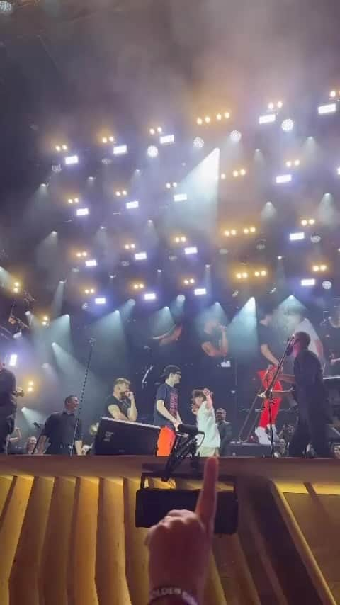 リッキー・マーティンのインスタグラム：「What a beautiful surprise! When my twins jumped on stage with me for the first time in Locarno, Switzerland 🇨🇭 . #Matteo y #Valentino 😭」