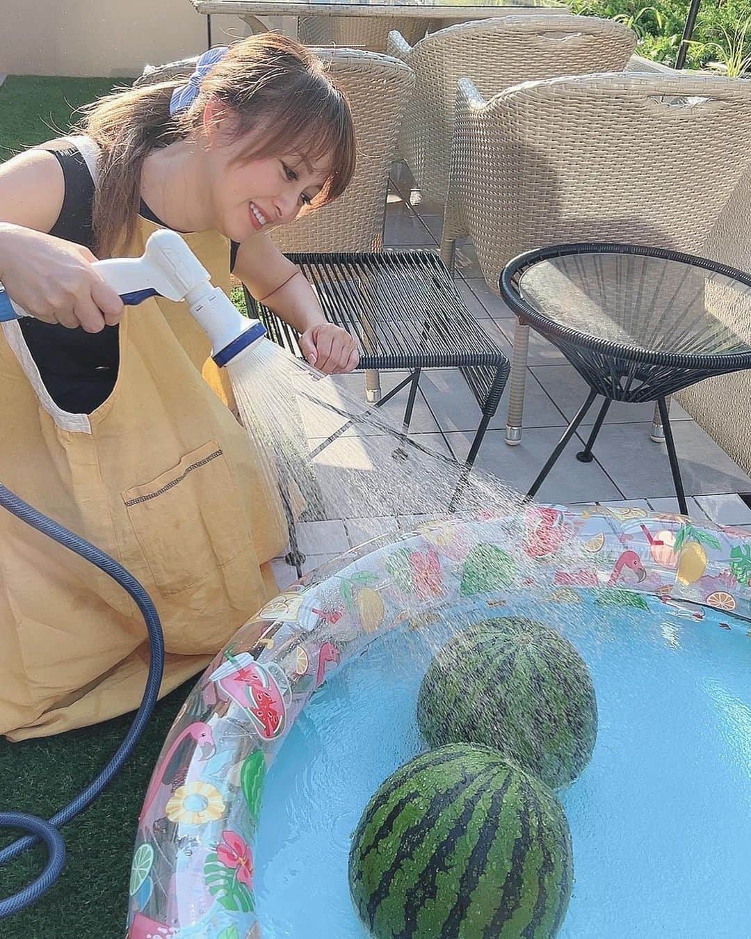 渡辺美奈代さんのインスタグラム写真 - (渡辺美奈代Instagram)「おはようございます  #プール開き #プールにすいか #テラス #お家プール。。。子供達は喜んでくれる年齢でもないけど。。。ねっ。。。😅 #西瓜と飲み物入れてプール開き #うふふ😋」7月18日 7時50分 - watanabe_minayo