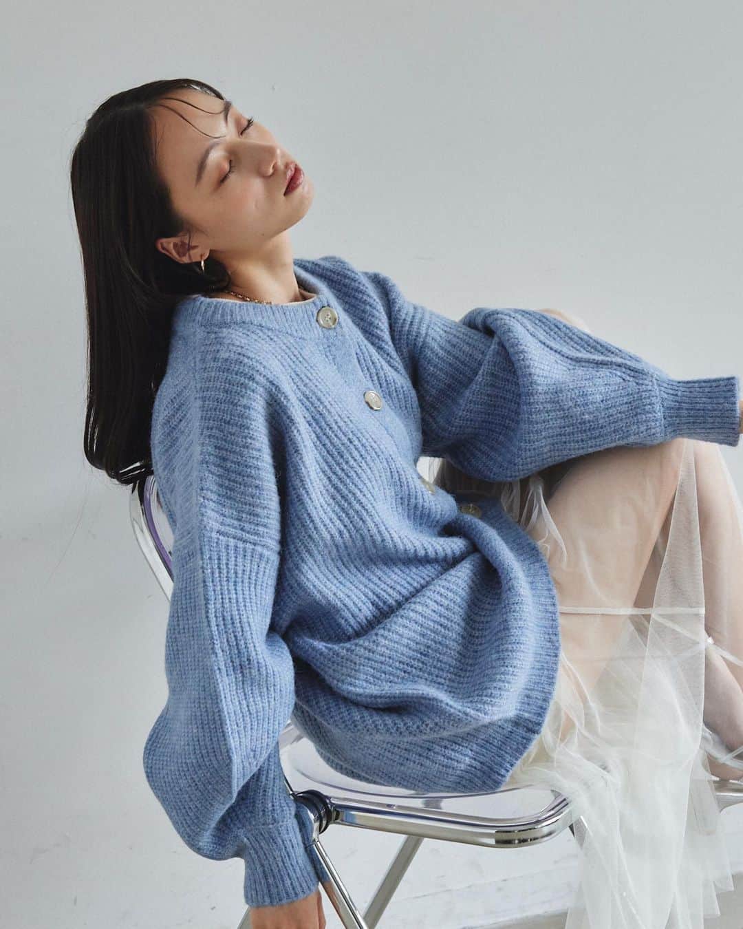Vannie Officialのインスタグラム：「ミックスオーバーニットカーディガン  ︎︎ … Design …  ・ゆったりとしつつトレンド感あるシルエット ・シンプルなデザインで着回し力抜群 ・ボタンは開閉可能でプルオーバーとしても着用可能 ・ちくちくしないニットのお素材  … Styling … たっぽりしたお袖が特徴的なトレンドカーディガン。 着るだけでたちまち今年らしいルックに。 カットソーやタートルネックとの重ね着もおすすめ。 レイヤードにもってこいなので真冬まで着用していただけます。  ︎︎ #vannie_u」