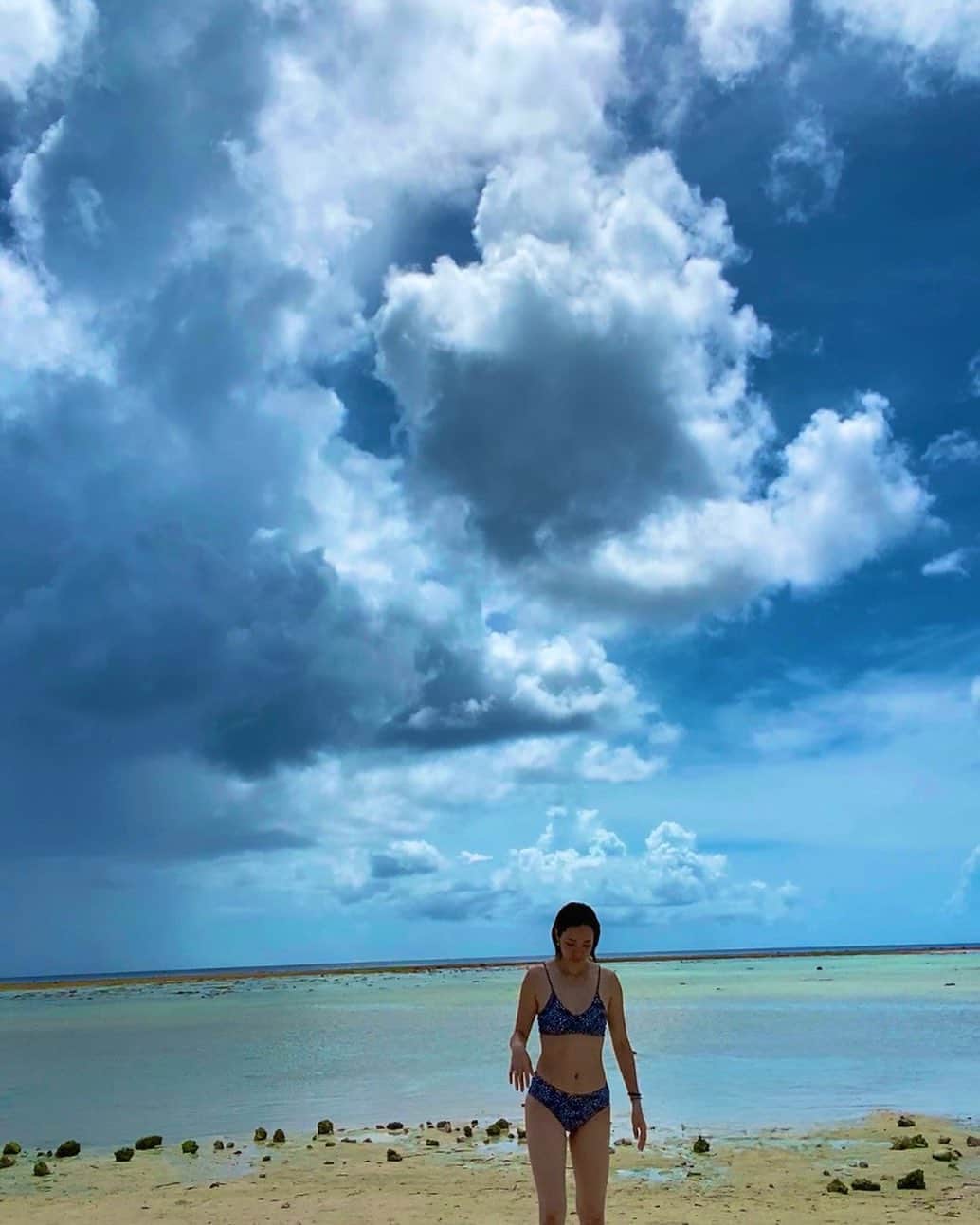 菅長愛子のインスタグラム：「🏝🐚🤍  この日のためにダイエット頑張った！！…というわけではなくて連休いただく前の激務が続いて体重がダウンしました👩🏽💧  なのでトレーニングの時間もそこまでちゃんと取れなかったという事もあり、見た目に関してはまだまだ引き締めたいなと💪🏻  もっと息子が大きくなってきても"お母ちゃんかっこいい"って言ってもらいたいので(多分言わせる←)🌈🫶🏻  4月から4キロほど体重が落ちて、周りの人からも痩せたね！戻ってきたね！と言ってもらえるようになりました✌️…が、妊娠前までは、なんと、あと2キロ←  しっかり筋力つけて引き締めたい。 というのを目的としてマイペースにがんばろう👍🏻  お客様から良い刺激をいただいているので、私はさらに与える人間にならないと。  日々精進。がんばりましょう！  #guam #幸せホルモン #ヘルシーボディ #減量 #ジム #トレーニング #ダイエット #ボディメイク #筋トレ #ワークアウト #オンライントレーニング #家トレ#gym #training #workout #personaltraining #diet #bodymake #beach」